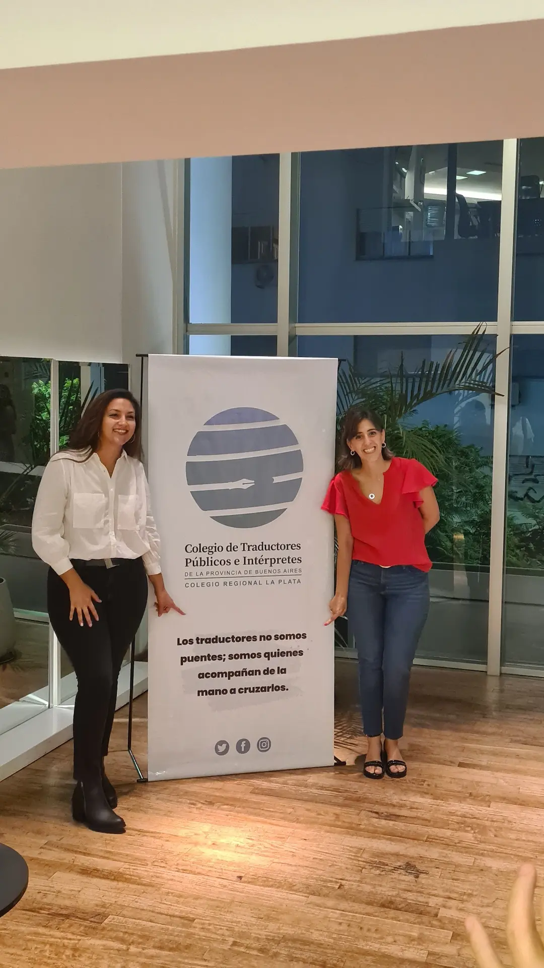 Ailén y Agostina en el colegio de traductores