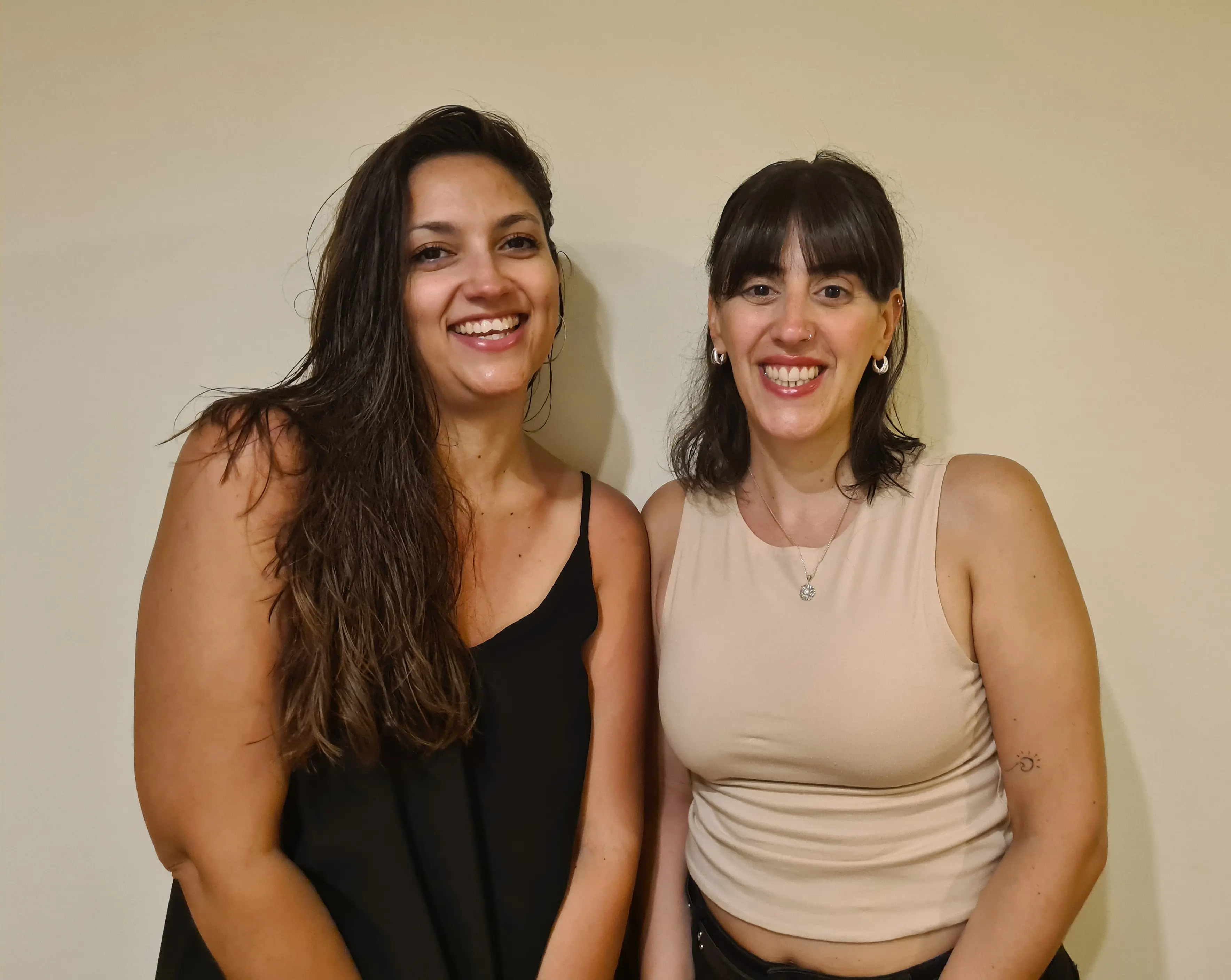 Ailén y Agostina sonriendo juntas